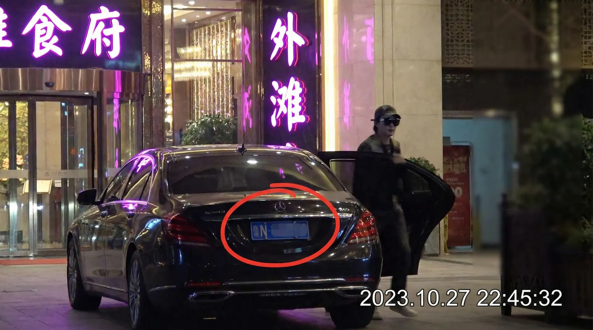51吃瓜社区 - 豪车餐厅外偷拍